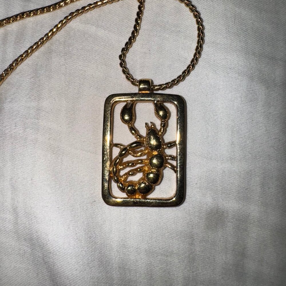AVON SCORPIO ZODIAC PENDANT NECKLACE